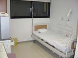 個室病室のベッド