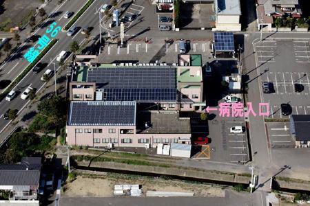 病院屋上に設置した太陽光パネルを空から撮影