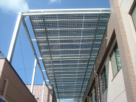 透析室入口の屋根に設置した太陽光パネル