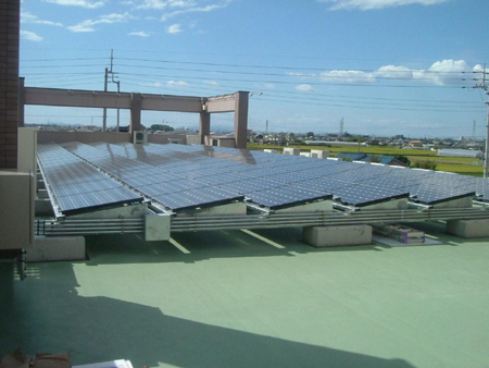 屋上に設置した太陽光パネルを横から撮影