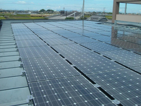 屋上に設置した太陽光パネルを近くで撮影